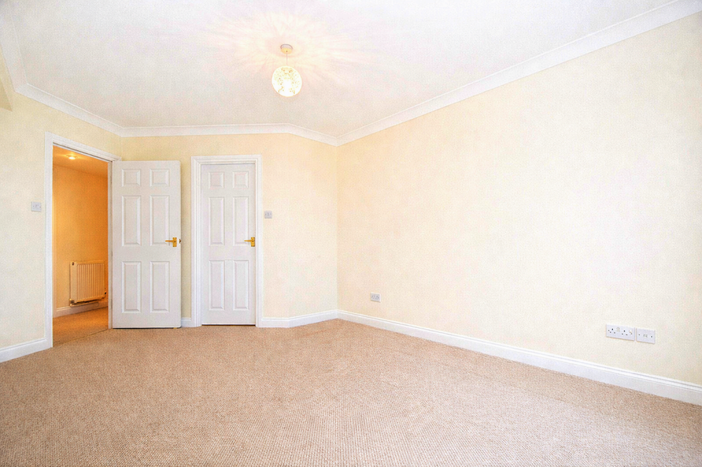 Lot: 73 - TWO-BEDROOM SEAFRONT FLAT WITH PARKING - Main bedroom towards the en-suite